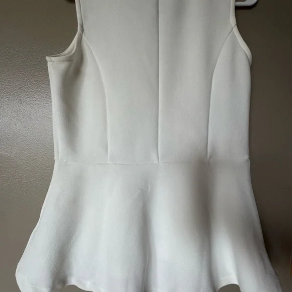 EUC NEW Simply Styled Cream Sleeveless Top Stretchy Ribbed V Neck Fitted Tank - Picture 5 of 9